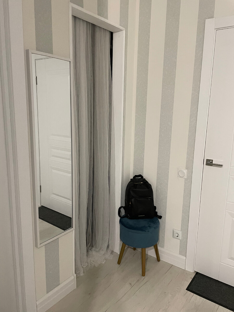 За шторкой вход в мою гардеробную комнату, на дверь пока денег нет, а потому вместо двери шторки