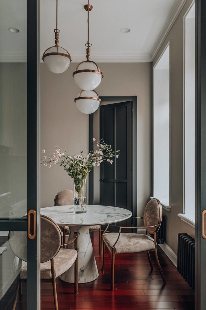 Перепланировка старого фонда. Элегантный классический интерьер квартиры с высокими потолками