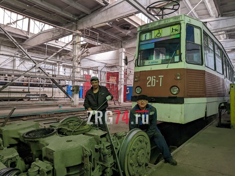 В дневное время на линии работает 21 вагон, в вечерние часы — 10. Бесперебойную работу парка трамваев города обеспечивает ремонтная бригада. Опытные мастера готовы в любой момент выполнить самый сложный ремонт. Безопасность пассажиров в приоритете