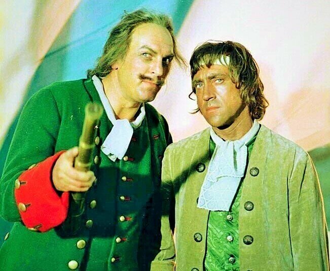 Здесь: кадр из фильма "Сказ про то, как царь Петр арапа женил". В роли Петра I - Алексей Петренко, а роли арапа - Владимир Высоцкий. 