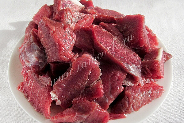 Мясо нарезать не крупными кусочками. Лук - соломкой.