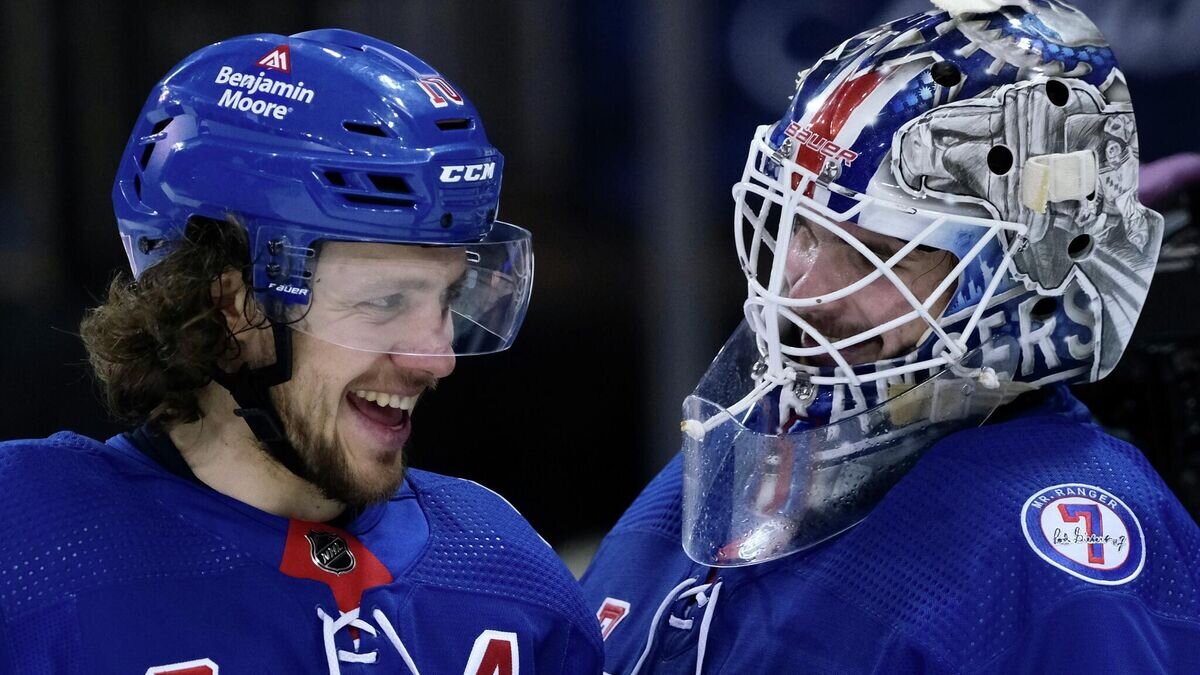    Хоккеисты "Нью-Йорк Рейнджерс" Артемий Панарин и Игорь Шестеркин© Фото : twitter.com/nyrangers