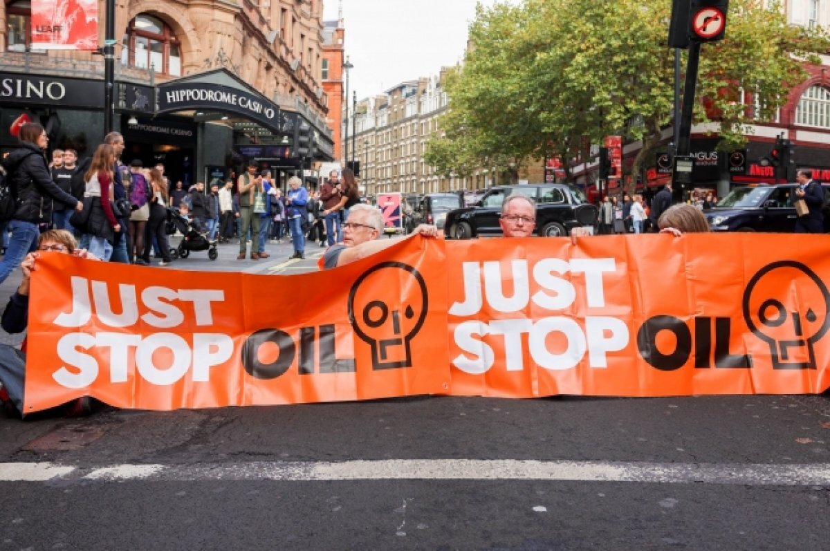    Экоактивисты распылили краску на здания МВД, MI5 и Банка Англии в Лондоне