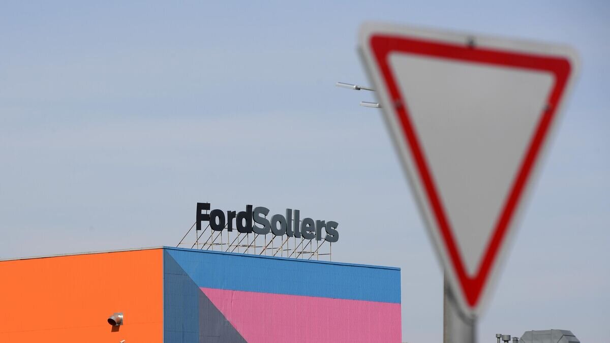    Дорожный знак "Уступите дорогу"© РИА Новости / Максим Богодвид