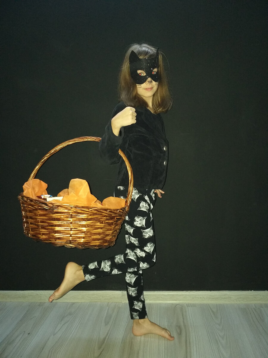 Красноглазая кошичка славит нечисть)))