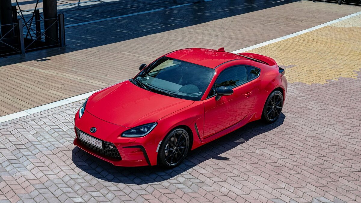    Toyota GR86 / Subaru BRZ Если Mazda MX-5 просто не для вас, то другой вариант для получения чистого удовольствия от вождения — Toyota GR86 или Subaru BRZ. В отличие от MX-5, владелец получит дополнительное пространство для хранения в виде задних сидений. Оно идеально подходит для ноутбуков и спортивных сумок, но ужасно для людей, сидящих сзади.   
Toyota