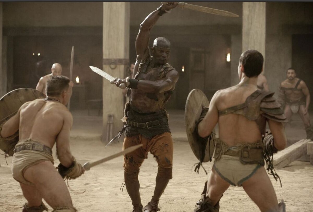 Спартак, Крикс и Эномай. Кадр из сериала "Спартак: кровь и песок"