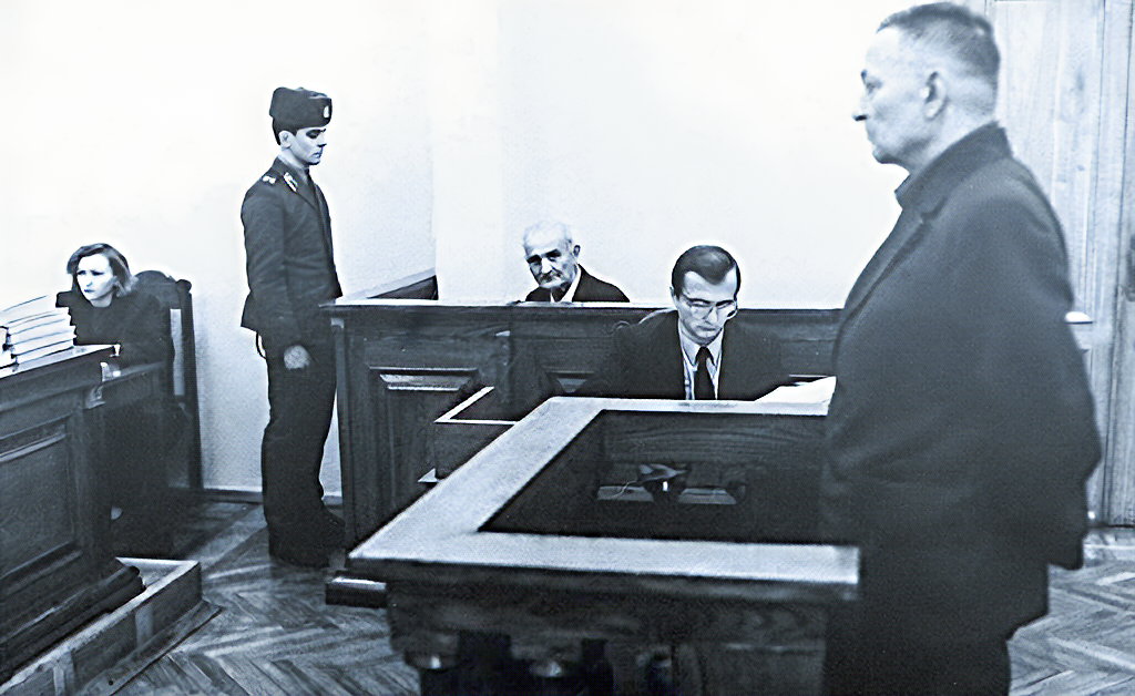 Предатель (самый дальний на фото) в зале суда, 1986 г.