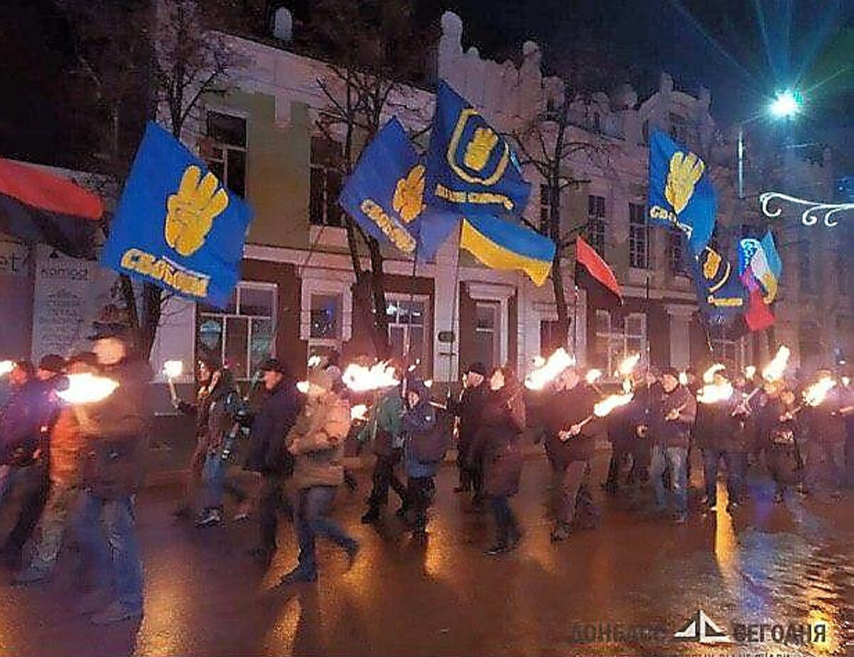 Факельные шествия фашиствующих националистов по городам Украины.