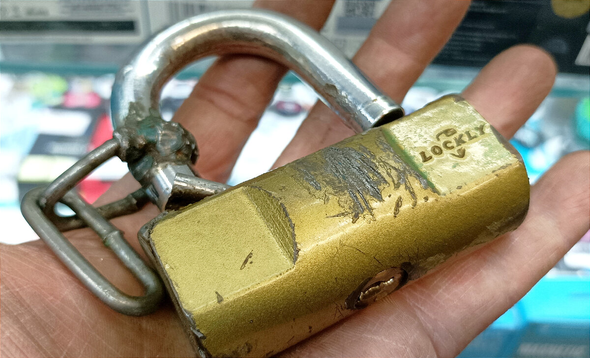 Мода всë запирать пошла с 90-х. А что запирают, то и ломают постоянно. 