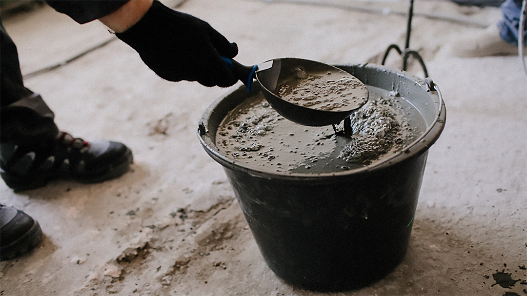 В сухую смесь не надо добавлять ни пластификаторы, ни ПВА. Просто смешиваем с водой в указанной пропорции