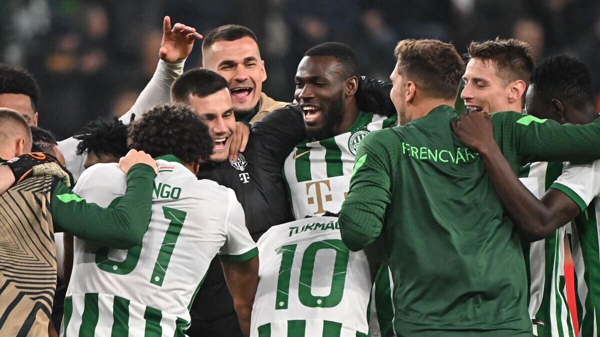    Футболисты "Ференцвароша"© AFP 2022 / ATTILA KISBENEDEK