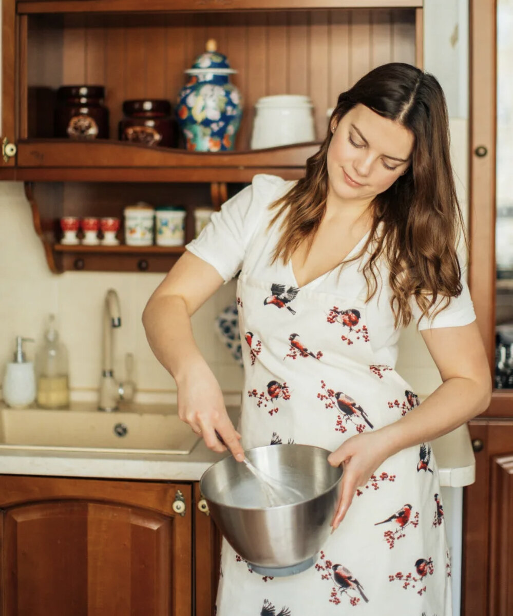 женщина дома. красивая девушка на кухне. уставшая женщина с детьми. женщины дома ничего. девушка сидит на диване.