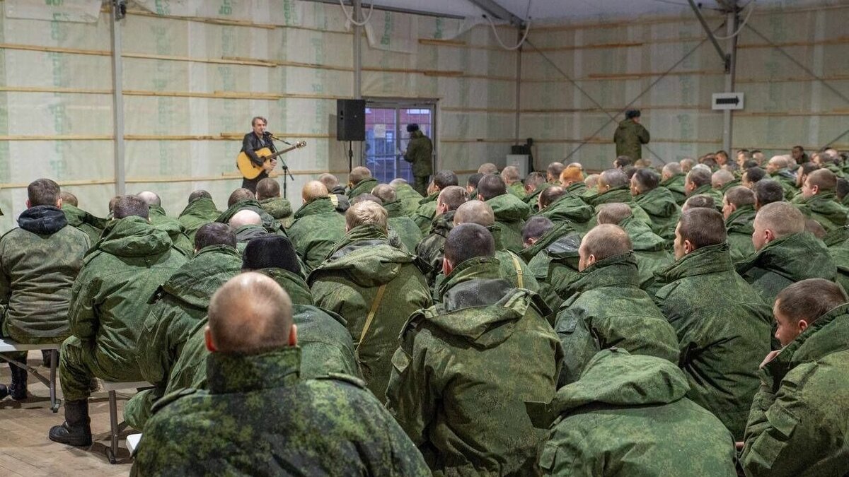     Российский шансонье Андрей Куряев прилетел накануне в Тюмень для того, чтобы поддержать боевой дух мобилизованных тюменцев. Артист выступил с часовым концертом перед бойцами в пункте их размещения.