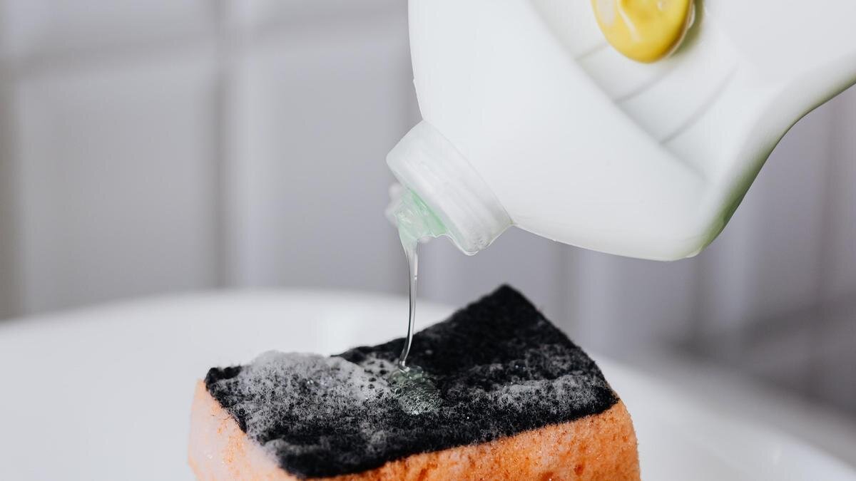    Человек наносит на губку моющее средство:pexels.com