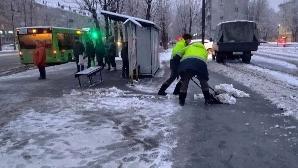     В Тюмени специалисты расчищают опасные участки от выпавших осадков.