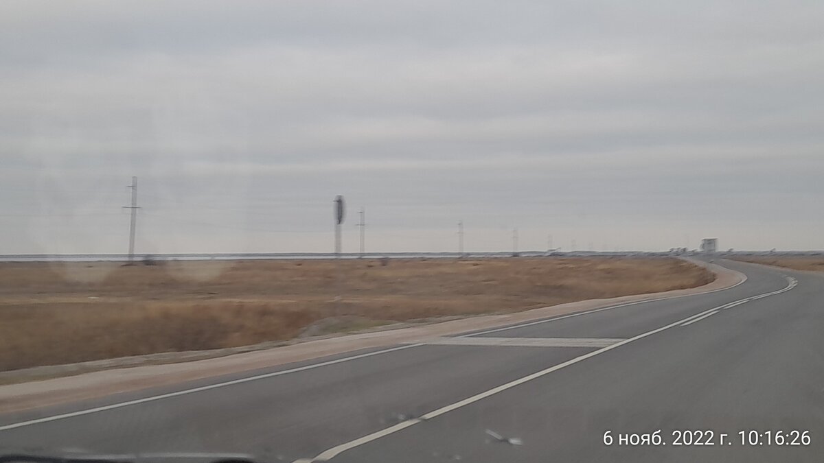 слева озеро вдалеке