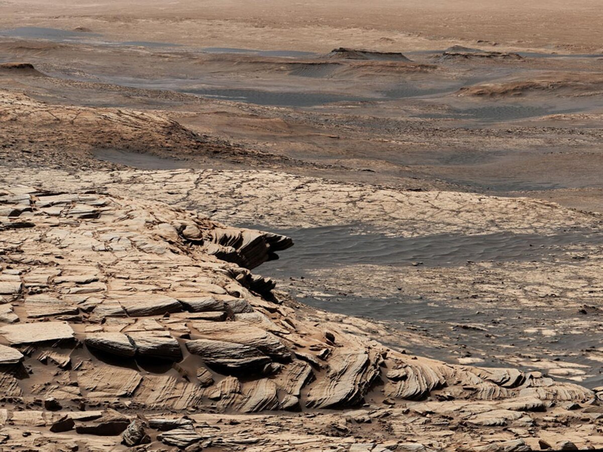 Панорама из 28 снимков Curiosity. Вид сверху на кратер Гэйла, который находится недалеко от области Aeolis Dorsa — предполагаемого местонахождения древнего океана.