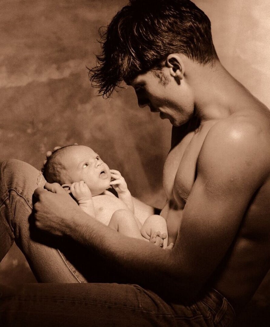 папа с младенцем. маленький сын видео. мама обнимает сына. маленький сын видео. видео дети россия мир.