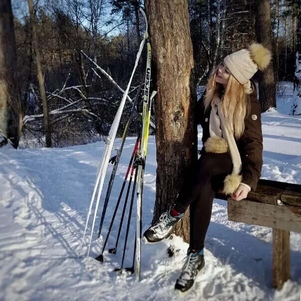 Дом 2 9.12 2023. Девочка на лыжах в лесу. Девушка на лыжах в лесу. Фотосессия на лыжах в лесу. Зимняя фотосессия с лыжами в лесу.