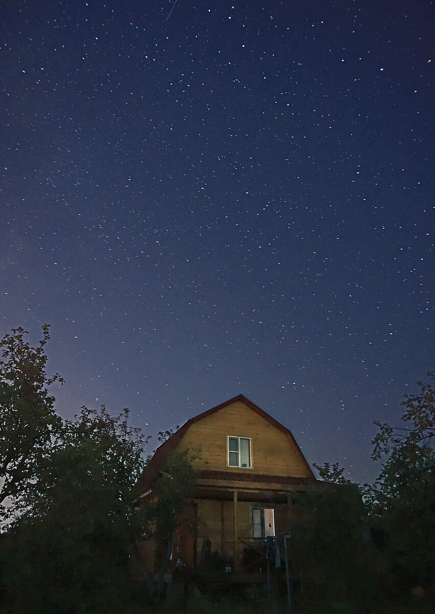 Звездное небо над дачей. ISO 3200, f/3,5 , выдержка 30 сек