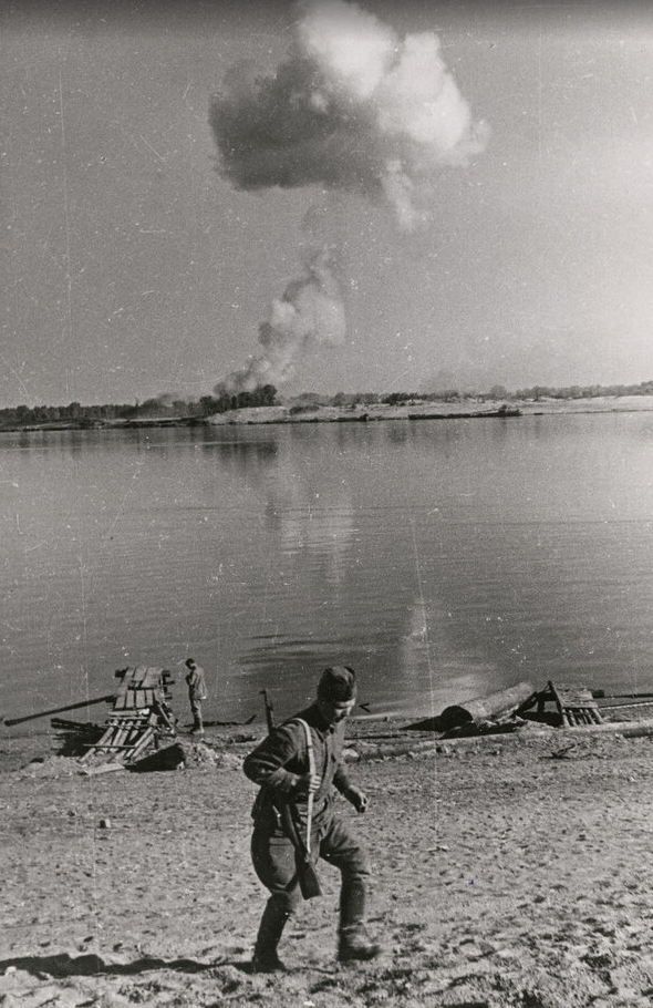 24 августа 1942 г. немцы начали блокировать и бомбить город. Одна из первых бомб была сброшена на берег Волги Фотограф Я.И. Рюмкин Сталинград. 24 августа 1942 г.