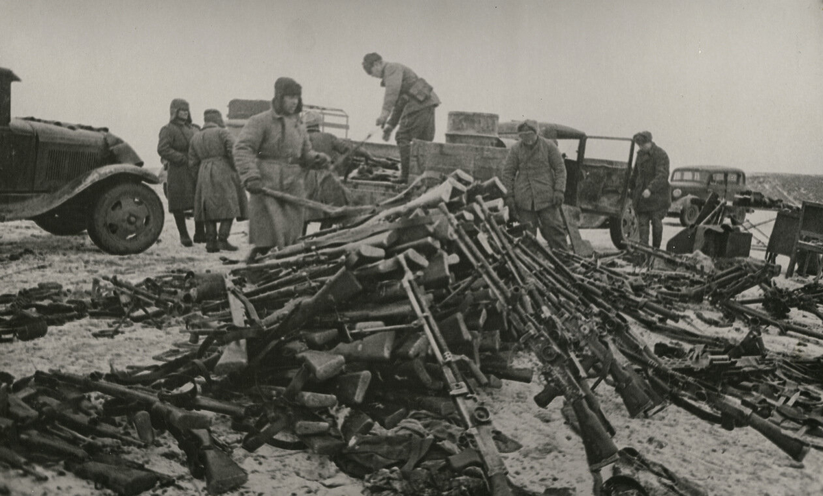 Сбор трофейного вооружения после разгрома немцев Фотограф Я.И. Рюмкин Сталинград. Февраль 1943 г.