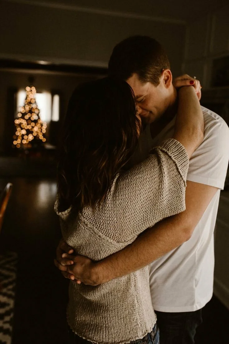 пары темноволосые. влюбленные пары. парень обнимает девушку. любовь брюнетка. влюбленные со спины.