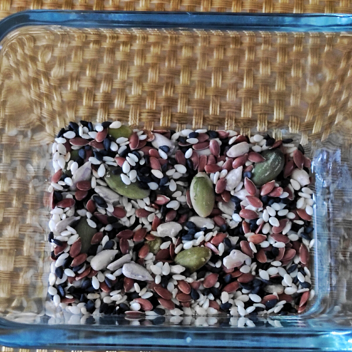 Два вида кунжута, льняное семя, тыквенные и подсолнечные семечки. Две чайные ложки на приëм. 