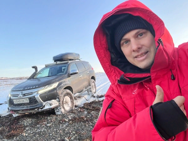 Вот  это его Максим сфотал, Он с Максимом своим частенько разъезжает.. Тому тоже дома не сидится!!