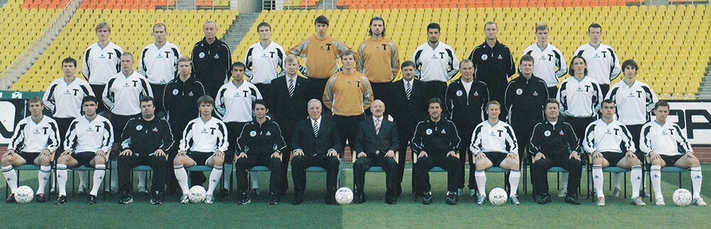 «Торпедо» образца 2004 года. 
Верхний ряд (слева направо): Александр Лухвич, Сергей Кормильцев, Анатолий Зарапин (тренер), Андрес Опер, Максим Кабанов, Илья Абаев, Никола Йолович, Юрий Миронов (тренер), Константин Коноплёв, Виктор Болихов.
Средний ряд (слева направо): Константин Зырянов, Мантас Сакмусёвас, Ренат Валитов (тренер), Сергей Черногаев, Николай Солдатов (тренер), Дмитрий Бородин, Юрий Мишин (генеральный директор), Анатолий Прояев (врач), Алексей Завгородний (массажист), Игорь Лебеденко, Виталий Волков.
Нижний ряд (слева направо): Кристиан Данча, Сергей Осипов, Владимир Золотов (администратор), Алексей Бугаев, Сергей Агашков (тренер), Борис Мегрелидзе (член Совета директоров), Владимир Алёшин (председатель Совета директоров), Сергей Петренко (главный тренер), Александр Петров (массажист), Сергей Будылин, Игорь Семшов.
