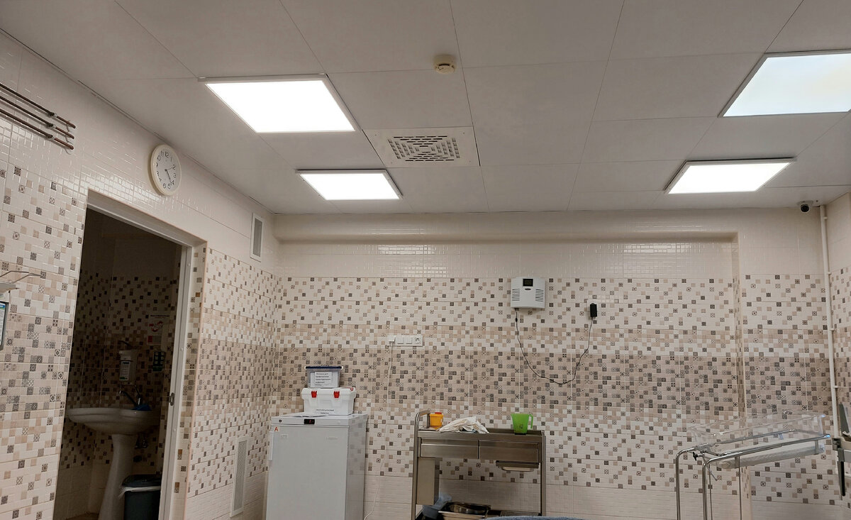 Все уже позади, прихожу в себя. Я таращусь на камеру (в углу), камера таращится на меня.