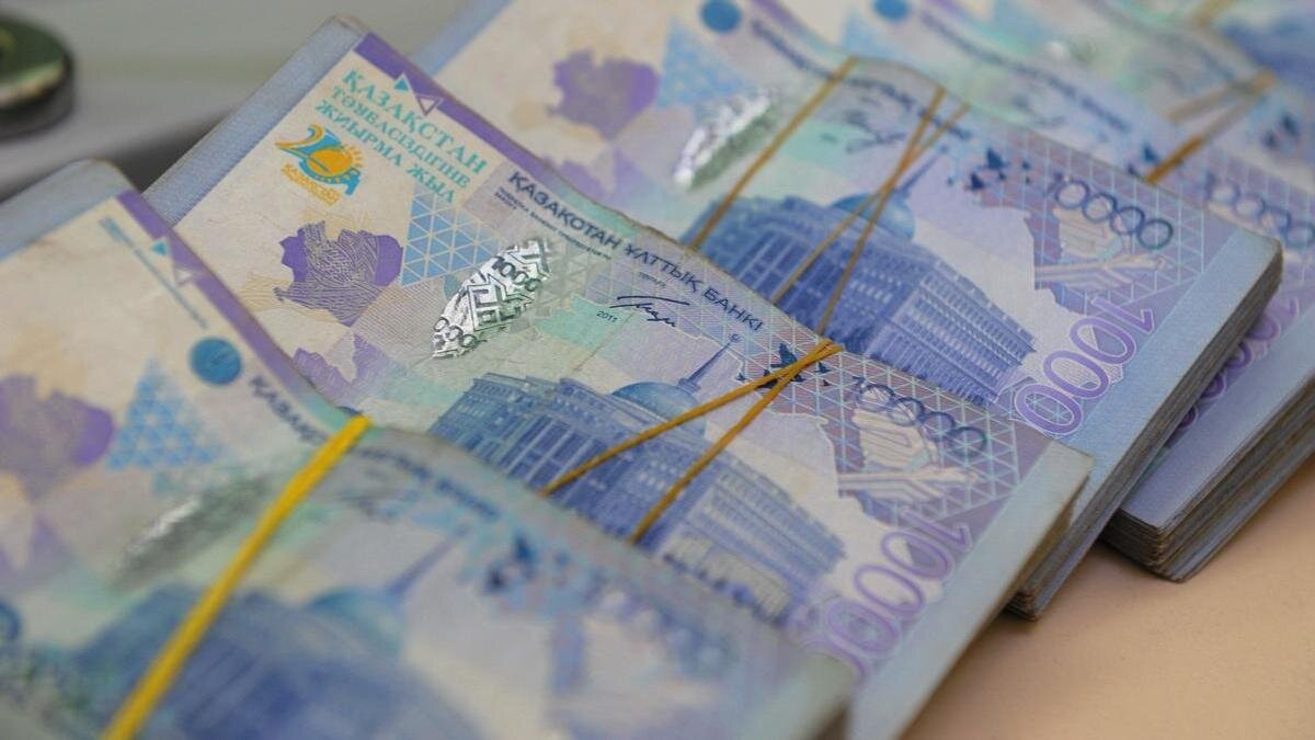    Пачки тенге лежат на столе:NUR.KZ/Владимир Третьяков