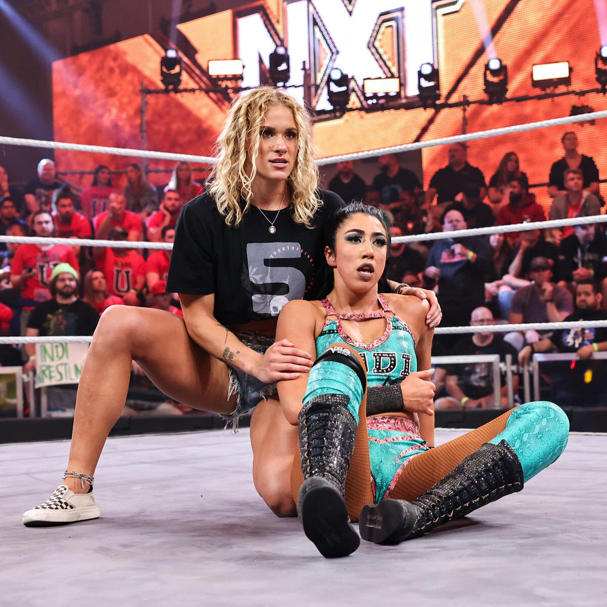 Сол Рука защищает Инди Хартвелл