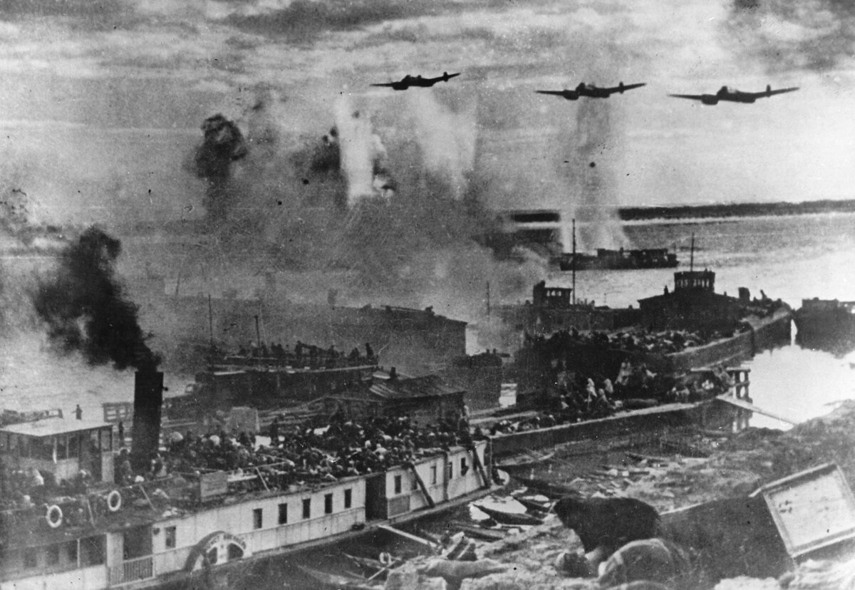 Город в огне сталинградская битва. Бомбёжка Сталинграда 23 августа 1942 г. Сталинградская битва бомбежка 23 августа. 23 Августа 1942 года горела Волга. Сталинград Волга 1942.