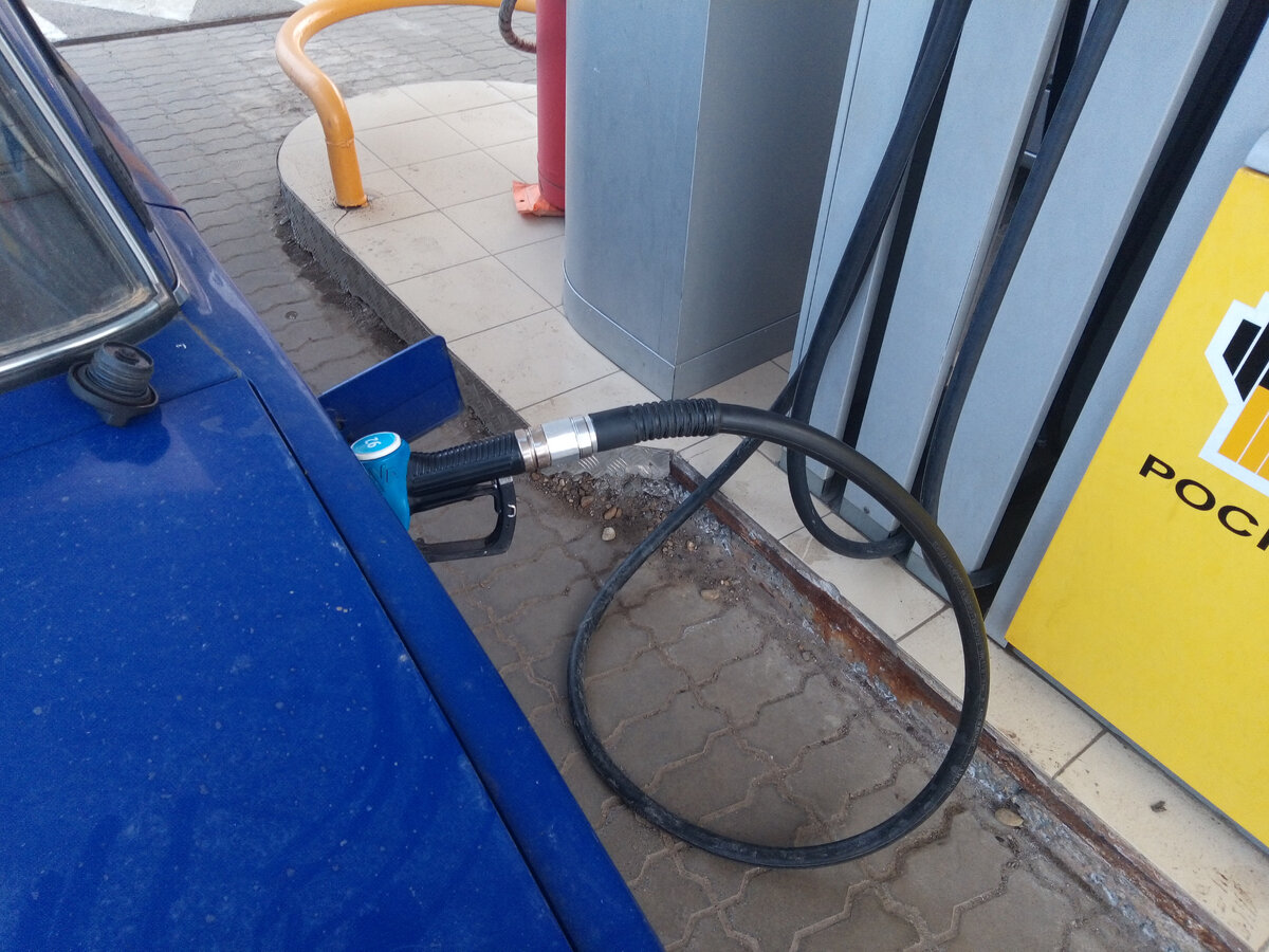 Заправляю бак своего автомобиля до полного чтобы проверить расход топлива