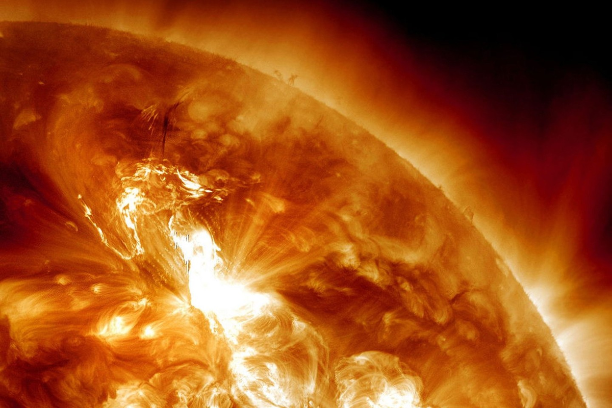 Вспышки на солнце сегодня в реальном времени. Вспышки на солнце. Взрыв солнца. Геомагнитная буря 1859. Горение солнца.