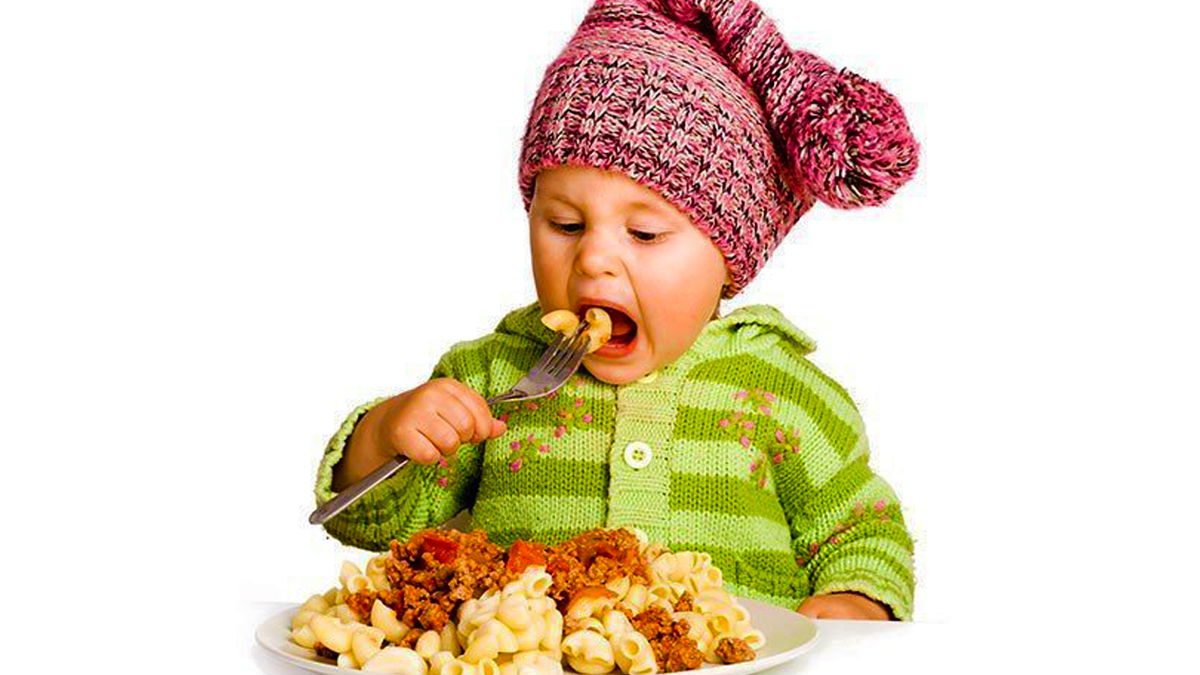 Если хотите стать сильными детки ешьте. Ребенок ест. Малыш ест. Еда для детей. Неправильное питание детей.