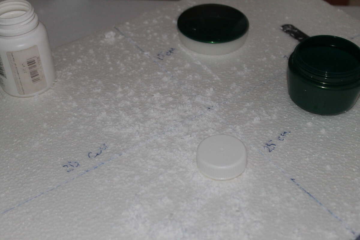 Пенопласт разделила на несколько частей в соответствии со схематическими размерами,  которые нарисовала на листе.