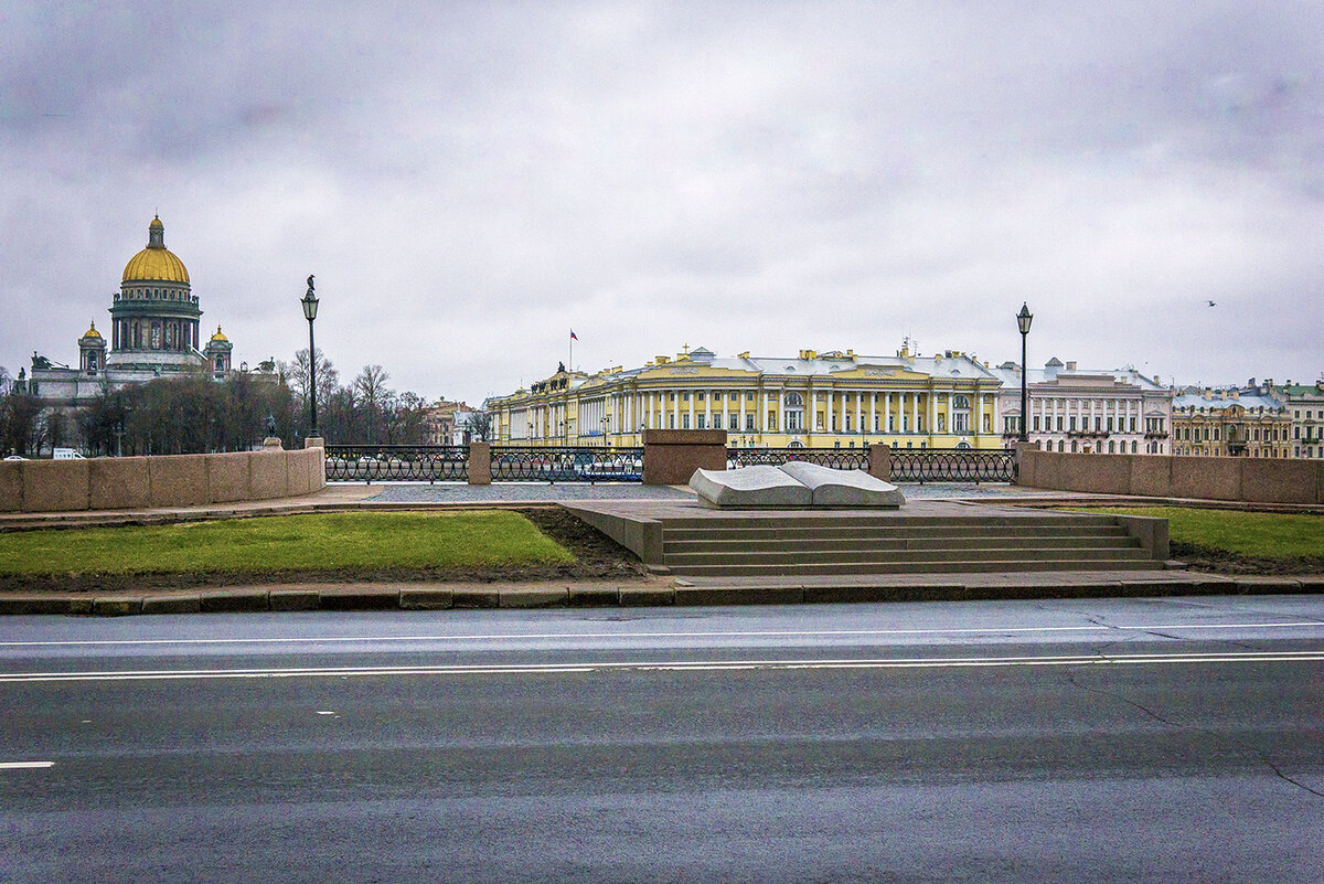 Место где был расположен Исаакиевский мост. Фото: В.Кононов. Апрель 2021.