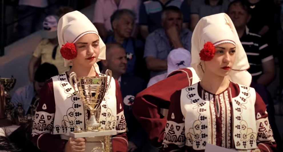 Гагаузские девушки в национальных костюмах