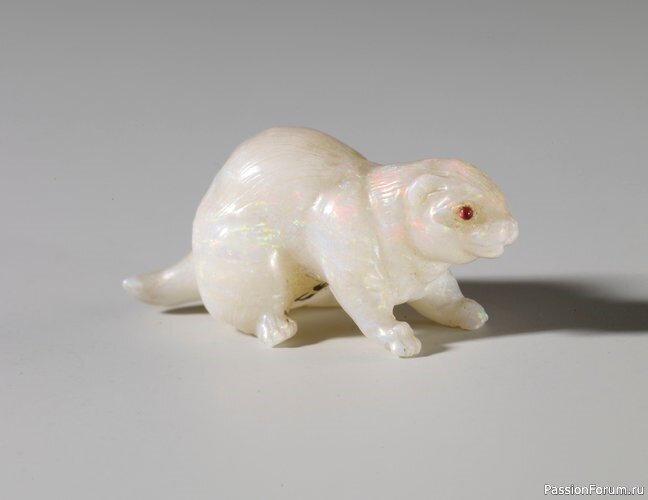 Горностай. Опал, рубины. Размер фигурки — всего 2,7 см в длину. Это яркий пример необычайного мастерства ювелиров фирмы Фаберже в создании анималистических миниатюр.