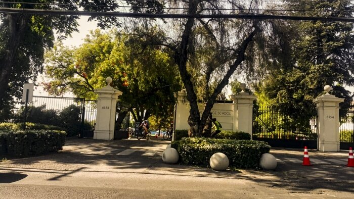 А это частная школа в одном из дорогих районов города