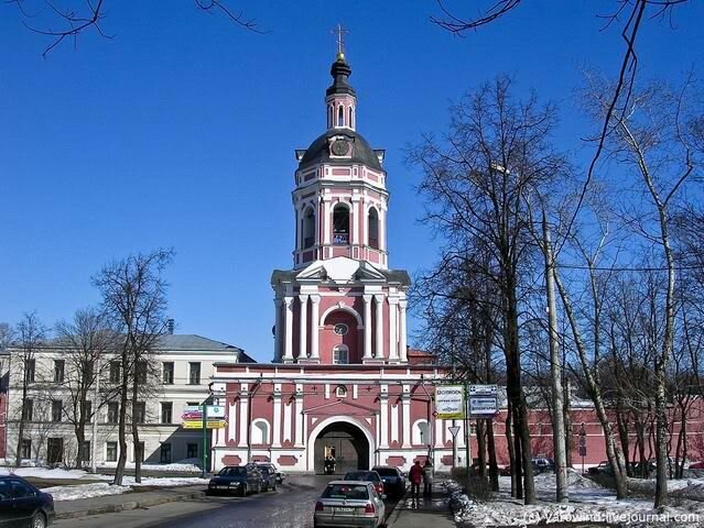 Донской монастырь. Надвратная колокольня