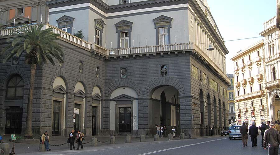 Театр Сан Карло — самый старый оперный театр в Европе. Он находится в двух шагах от центральной площади дель Плебешито и является настоящим символом города.