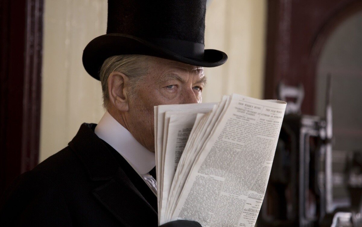 Кадр из фильма «Мистер Холмс». Режиссер —  Билл Кондон, авторы сценария — Джеффри Хэтчер, Артур Конан Дойл, Митч Каллин, композитор — Картер Бёруэлл. Взято из открытых источников сети Интернет 