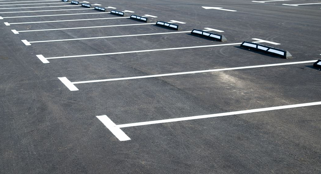 Разметка на парковках — можно ли по ней ездить?