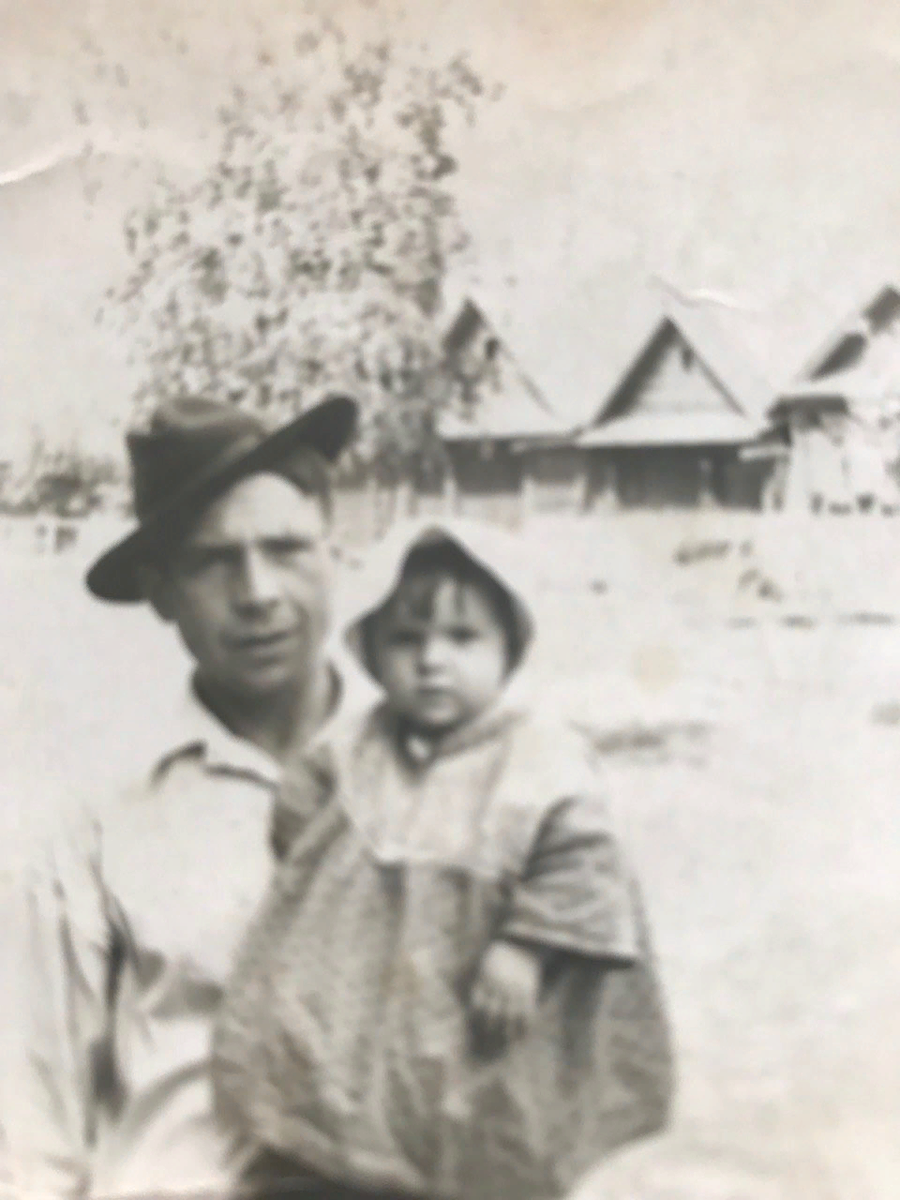 Это я с папой . 1952 год .