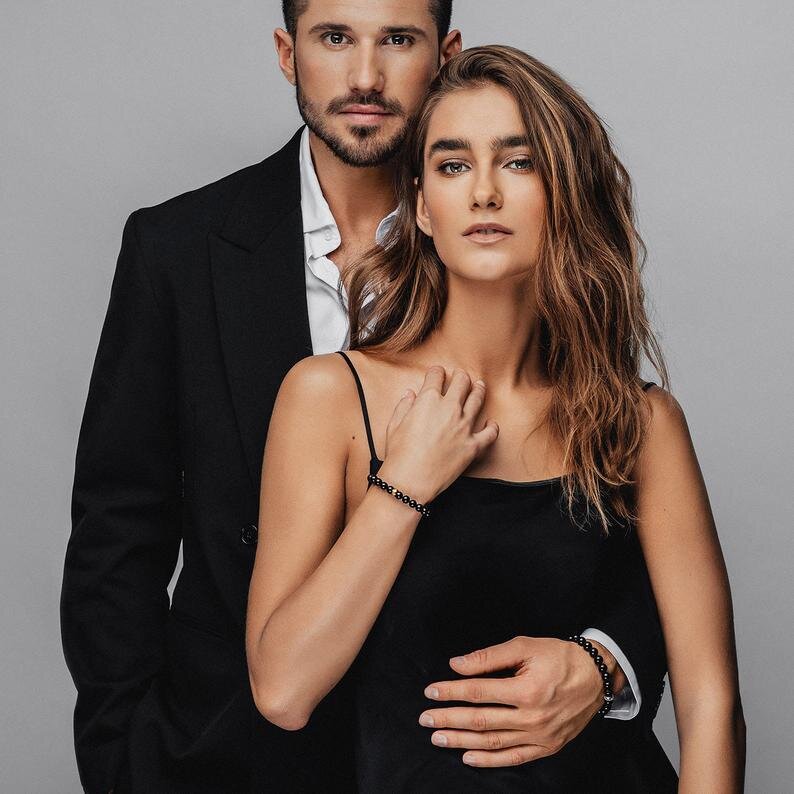 Когда  люди выглядят стильно, на них приятно смотреть. На фото аксессуар янтарный браслет со ставками у мужчины с серебром, у женщины с золотом. Авторская ручная работа.