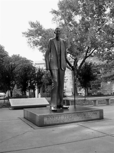 После школы Роберт Уодлоу начал гастролировать вместе с цирком












При весе почти два центнера человеку-гиганту было очень трудно ходить из-за большой нагрузки на ноги, поэтому он ходил на костылях либо с тростью.

Трагедия случилась из-за случайной оплошности: загноилась рана от костыля, на которую Роберт не обратил внимания, в результате чего началось заражение крови.

Самый высокий в истории человек Роберт Першинг Уодлоу был похоронен в середине июля 1940-го года в возрасте 22-ух лет. Роберт Уодлоу рос на протяжении всей своей жизни. На момент смерти он весил 199 кг, а его рост составлял 2 м 72 см. Его гроб несли 12 носильщиков и 8 помощников.
В Олтоне (штат Иллинойс, США), р